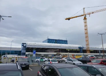 Rekonstrukce Letiště Václava Havla Praha – kontrolované pásmo AZBESTOP na střeše terminálu během plného provozu