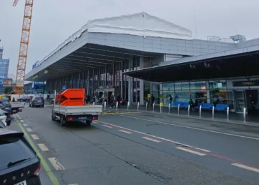 Terminál 1 Letiště Václava Havla Praha během likvidace azbestu – práce probíhají za plného provozu bez omezení